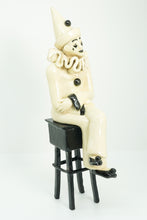 Carregar imagem no visualizador da galeria, Pierrot, boneco em cerâmica
